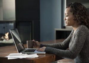 00-black-woman-using-laptop