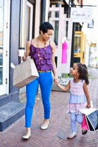 123blackmomanddaughtershopping-199x300