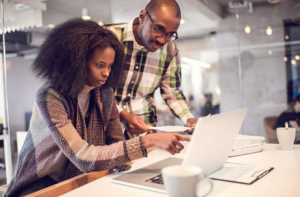 2016black-couple-on-laptop_e